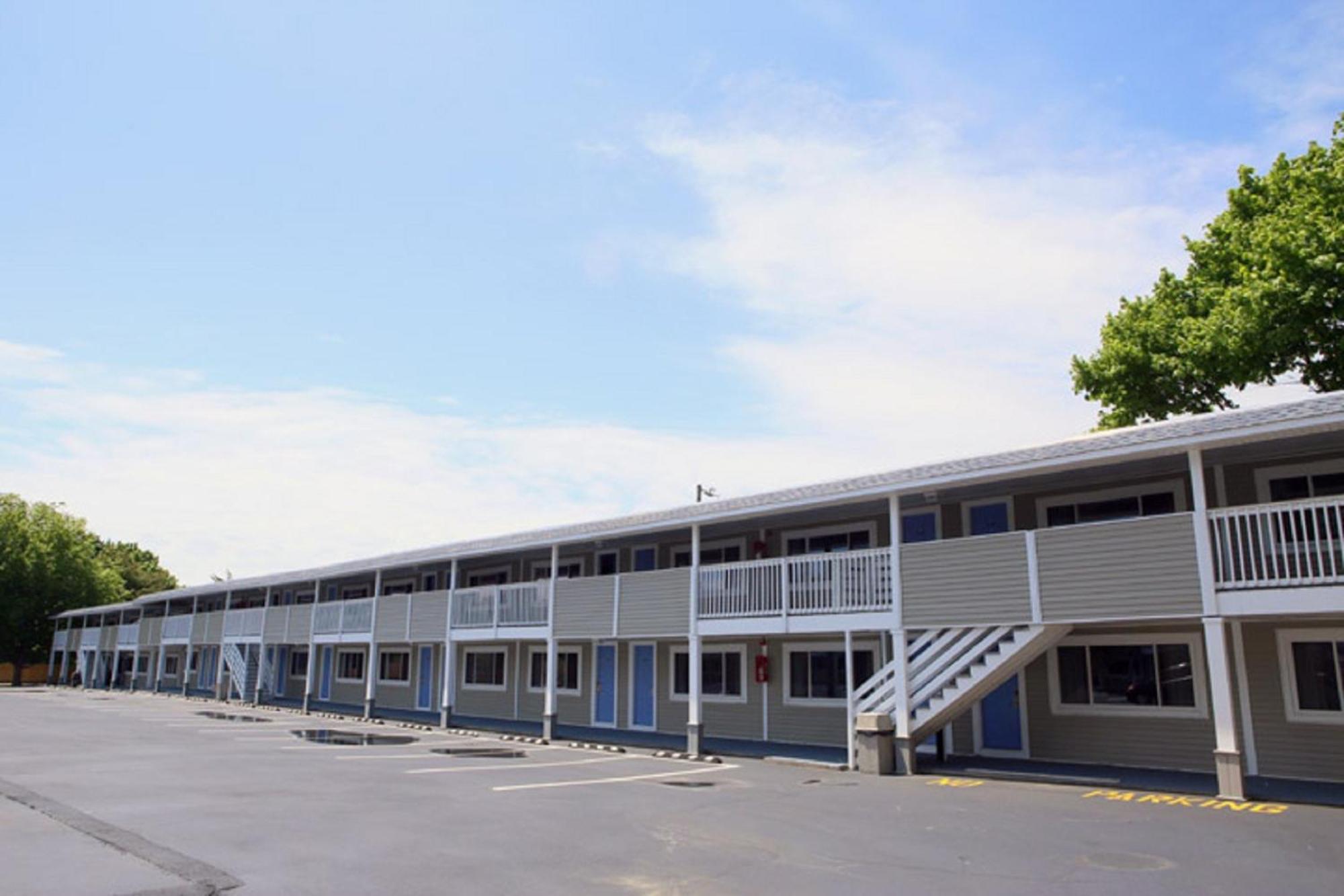 Motel Days By Wyndham - Cape Cod 3*